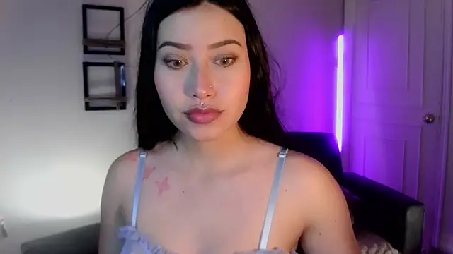 Snapshot of Emilyswan04 chatting on 02-15-25, 02:04 Emilyswan04 online show from 02-15-25, 02:04