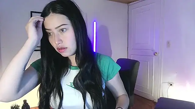 Snapshot of Emilyswan04 chatting on 02-06-25, 10:32 Emilyswan04 online show from 02-06-25, 10:32