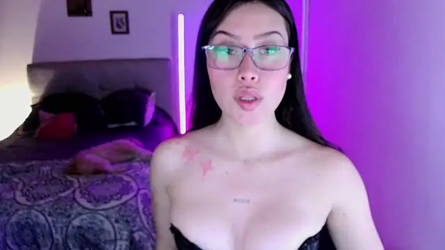 Snapshot of Emilyswan04 chatting on 10-07-25, 12:00 Emilyswan04 online show from 10-07-25, 12:00