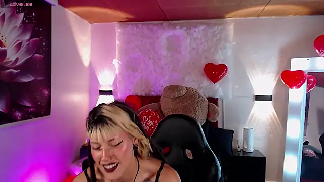 Snapshot of _sharlotte777 chatting on 02-18-25, 07:19 sharlotte777 online show from 02-18-25, 07:19