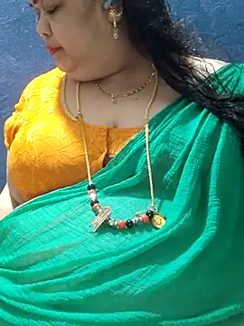 Snapshot of tamilthanushri chatting on 10-17-25, 08:17 tamilthanushri online show from 10-17-25, 08:17