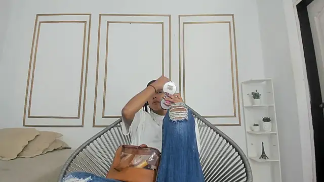 Snapshot of natalia_aguirre1 chatting on 09-27-25, 12:22 natalia aguirre1 online show from 09-27-25, 12:22