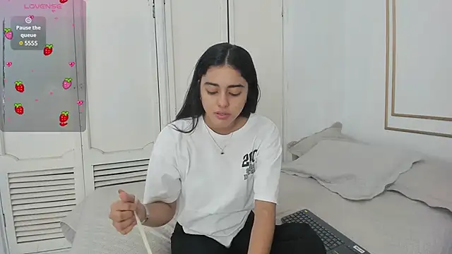 Snapshot of natalia_aguirre1 chatting on 03-08-25, 12:30 natalia aguirre1 online show from 03-08-25, 12:30