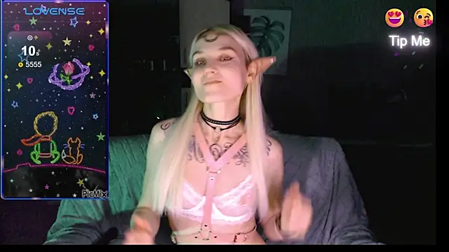 Snapshot of mischellemeow13 chatting on 09-30-25, 11:44 mischellemeow13 online show from 09-30-25, 11:44