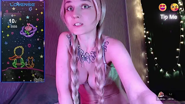 Snapshot of mischellemeow13 chatting on 10-18-25, 12:01 mischellemeow13 online show from 10-18-25, 12:01