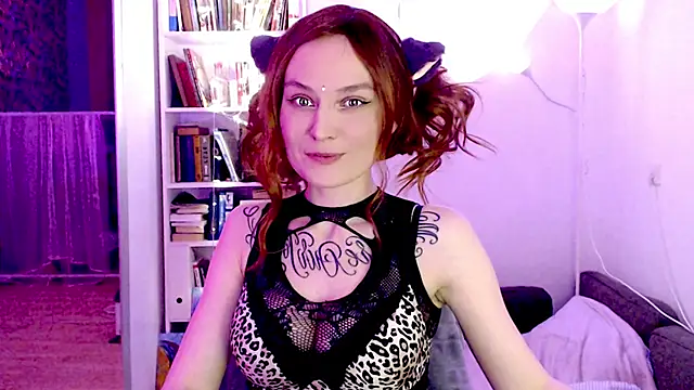 Snapshot of mischellemeow13 chatting on 02-07-25, 01:04 mischellemeow13 online show from 02-07-25, 01:04