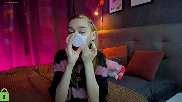 Lesi Moonie01 online show from 10-19-25, 07:00