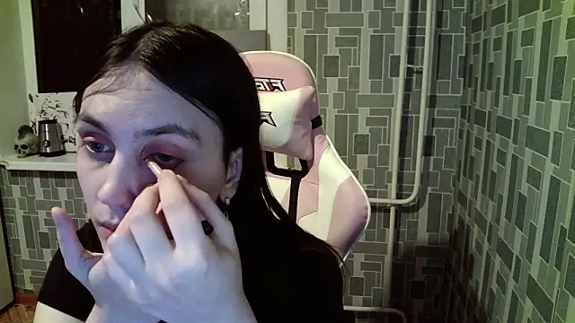 Snapshot of BlackHe4rts_ chatting on 10-17-25, 06:53 BlackHe4rts  online show from 10-17-25, 06:53