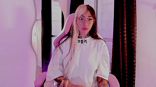 Snapshot of HollyHudsonn chatting on 01-18-25, 04:42 HollyHudsonn online show from 01-18-25, 04:42