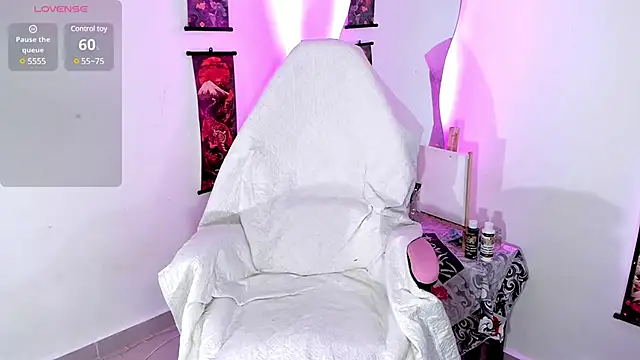 Snapshot of HollyHudsonn chatting on 02-28-25, 07:03 HollyHudsonn online show from 02-28-25, 07:03