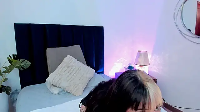 Snapshot of HollyHudsonn chatting on 12-17-24, 12:00 HollyHudsonn online show from 12-17-24, 12:00