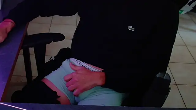 Snapshot of Vlad230323 chatting on 11-18-25, 02:53 Vlad230323 online show from 11-18-25, 02:53