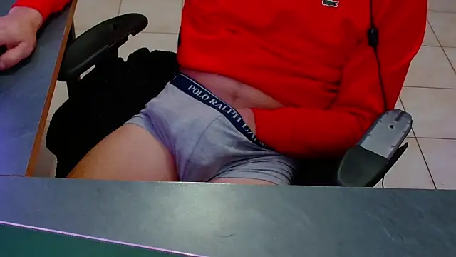 Snapshot of Vlad230323 chatting on 12-17-25, 04:56 Vlad230323 online show from 12-17-25, 04:56