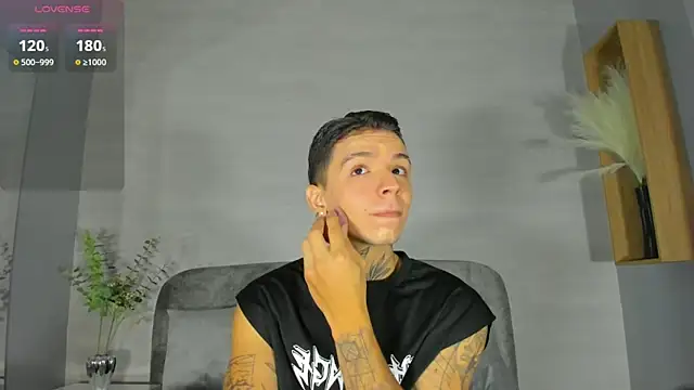 Snapshot of Ian_Castillo_ chatting on 07-17-26, 11:18 Ian Castillo online show from 07-17-26, 11:18