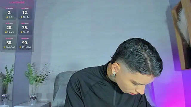 Snapshot of Ian_Castillo_ chatting on 06-15-26, 11:21 Ian Castillo online show from 06-15-26, 11:21