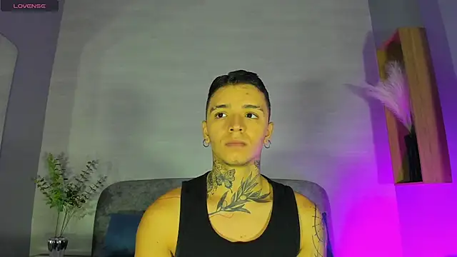 Snapshot of Ian_Castillo_ chatting on 07-10-26, 11:10 Ian Castillo online show from 07-10-26, 11:10