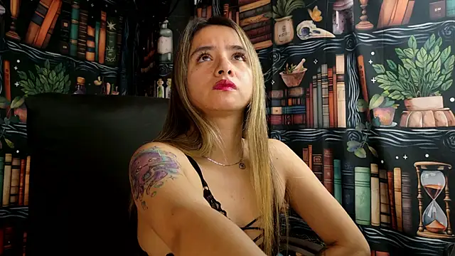 Snapshot of julietta___jackson chatting on 02-18-25, 08:03 julietta jackson online show from 02-18-25, 08:03
