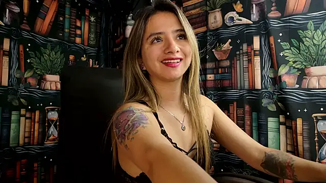 Snapshot of julietta___jackson chatting on 02-18-25, 11:08 julietta jackson online show from 02-18-25, 11:08