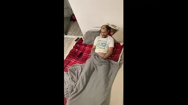 Snapshot of Zbochunec chatting on 12-22-25, 06:35 Zbochunec online show from 12-22-25, 06:35