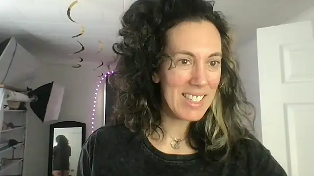 Snapshot of BonfireBonnie chatting on 01-14-25, 02:22 BonfireBonnie online show from 01-14-25, 02:22