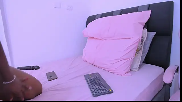 Snapshot of SabaBrown chatting on 02-08-25, 04:14 SabaBrown online show from 02-08-25, 04:14