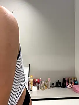 Snapshot of BelleSkye chatting on 10-16-25, 03:26 BelleSkye online show from 10-16-25, 03:26