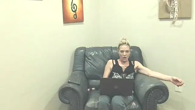 Snapshot of AddieAssets chatting on 01-05-25, 07:07 AddieAssets online show from 01-05-25, 07:07