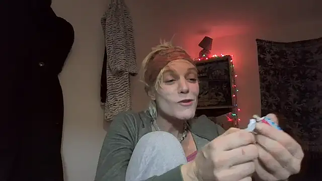 Snapshot of AddieAssets chatting on 12-04-24, 04:04 AddieAssets online show from 12-04-24, 04:04