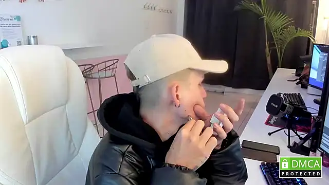 smallgiant27 online show from 10-08-25, 01:18