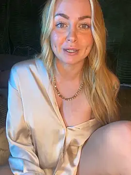 Snapshot of ObviouslyPeachy chatting on 01-08-25, 10:27 ObviouslyPeachy online show from 01-08-25, 10:27