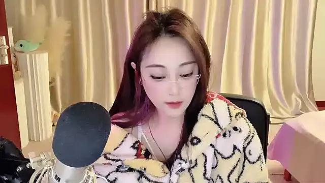 Snapshot of Daisy-77 chatting on 03-01-25, 11:47 Daisy-77 online show from 03-01-25, 11:47