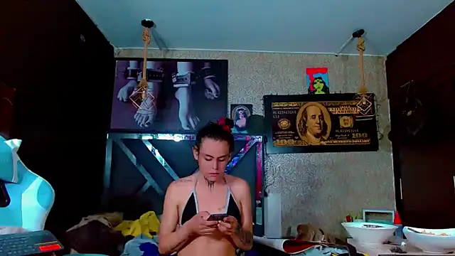 Perla Hotcortes online show from 11-23-25, 04:17