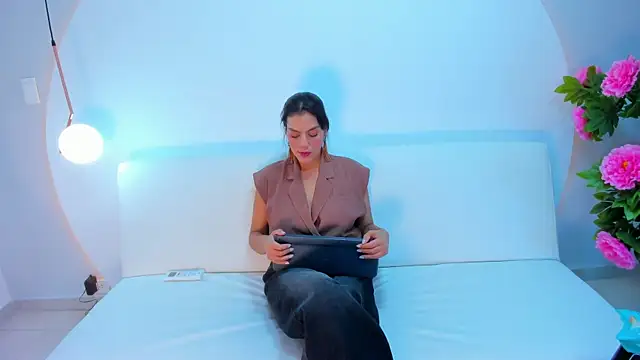 Ada Monroe10 online show from 12-17-25, 01:49