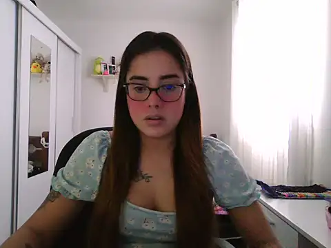 Snapshot of maliamiller chatting on 06-12-26, 12:14 maliamiller online show from 06-12-26, 12:14