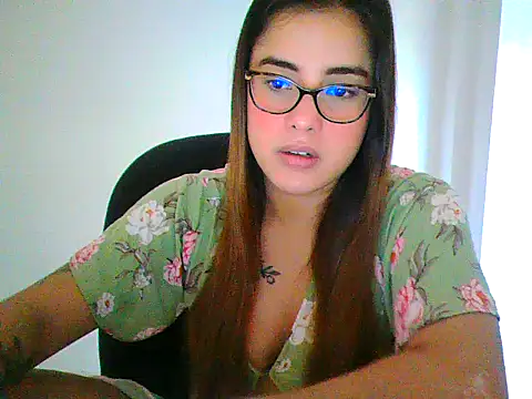 Snapshot of maliamiller chatting on 04-22-26, 11:06 maliamiller online show from 04-22-26, 11:06