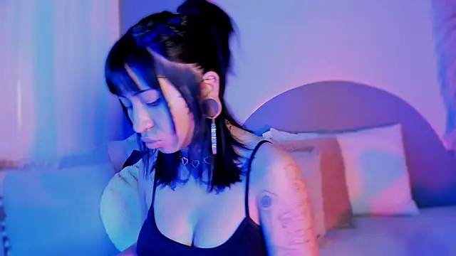 Snapshot of Evangeline_bell chatting on 09-15-25, 02:50 Evangeline bell online show from 09-15-25, 02:50