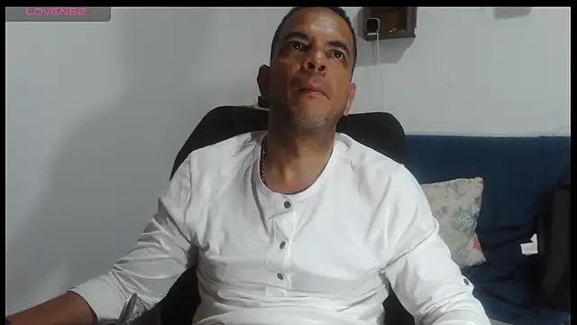 Snapshot of latinmartin73 chatting on 05-10-26, 05:11 latinmartin73 online show from 05-10-26, 05:11