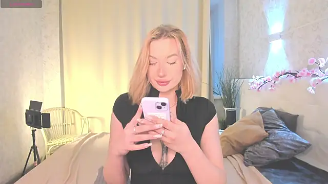 Emma  Leee online show from 04-21-26, 01:07