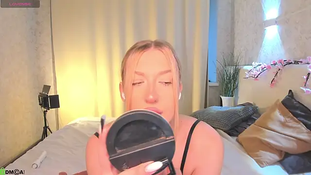 Emma  Leee online show from 05-08-26, 01:31