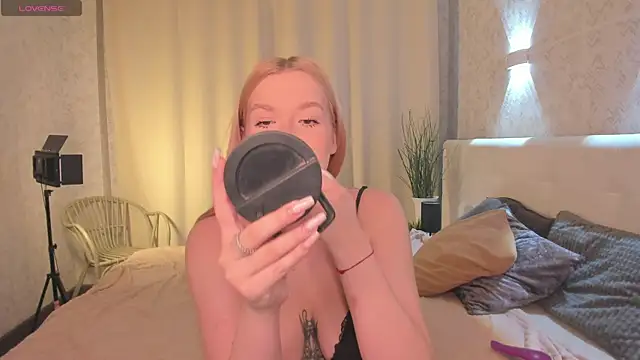 Emma  Leee online show from 03-25-26, 01:06