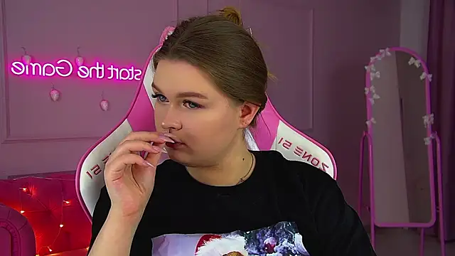 CrystalLyons online show from 12-21-25, 07:32