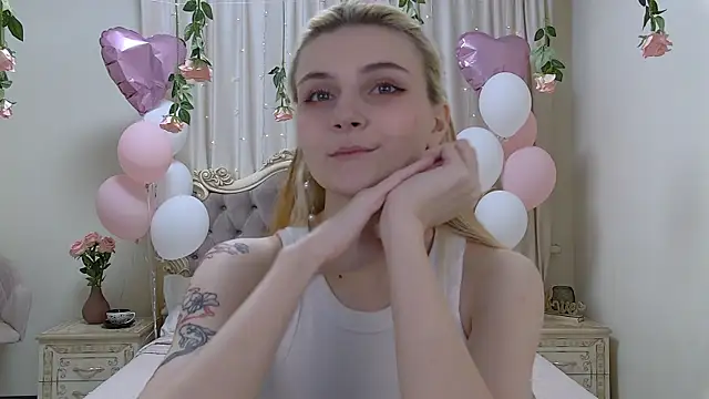 Snapshot of KellyStone chatting on 03-07-25, 05:29 KellyStone online show from 03-07-25, 05:29