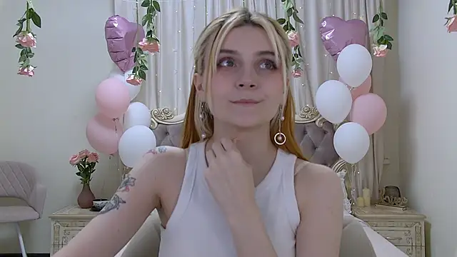 Snapshot of KellyStone chatting on 03-07-25, 11:40 KellyStone online show from 03-07-25, 11:40