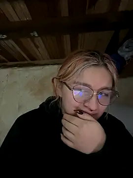 Snapshot of SophiaWeestt99 chatting on 10-20-25, 04:47 SophiaWeestt99 online show from 10-20-25, 04:47
