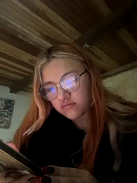 Snapshot of SophiaWeestt99 chatting on 10-15-25, 03:27 SophiaWeestt99 online show from 10-15-25, 03:27