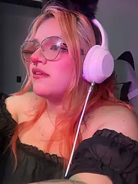 Snapshot of SophiaWeestt99 chatting on 06-20-26, 01:54 SophiaWeestt99 online show from 06-20-26, 01:54