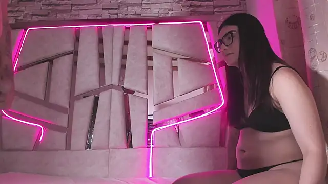 mia and austin online show from 09-30-25, 01:22