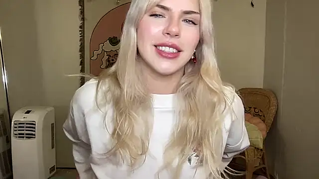 Snapshot of SirenitySirenxx chatting on 03-05-25, 02:03 SirenitySirenxx online show from 03-05-25, 02:03