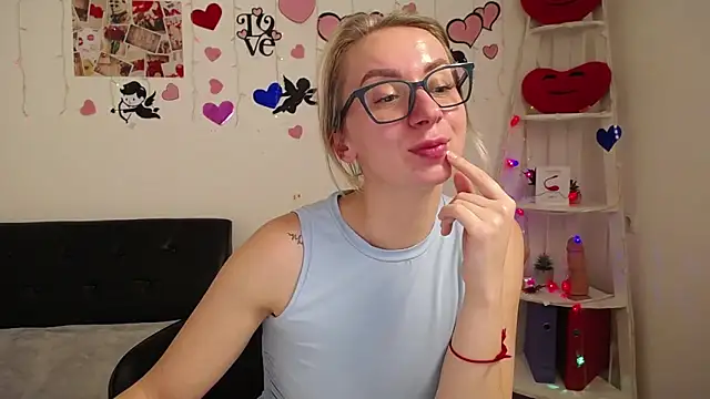 Snapshot of VasilisaSii chatting on 02-14-25, 10:06 VasilisaSii online show from 02-14-25, 10:06