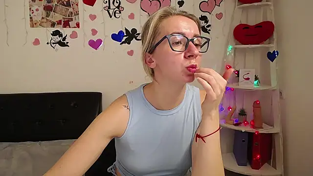 Snapshot of VasilisaSii chatting on 02-14-25, 04:09 VasilisaSii online show from 02-14-25, 04:09